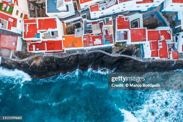 aerial view of colorful houses next to atlantic ocean, grand canary, spain - casa real española fotografías e imágenes de stock