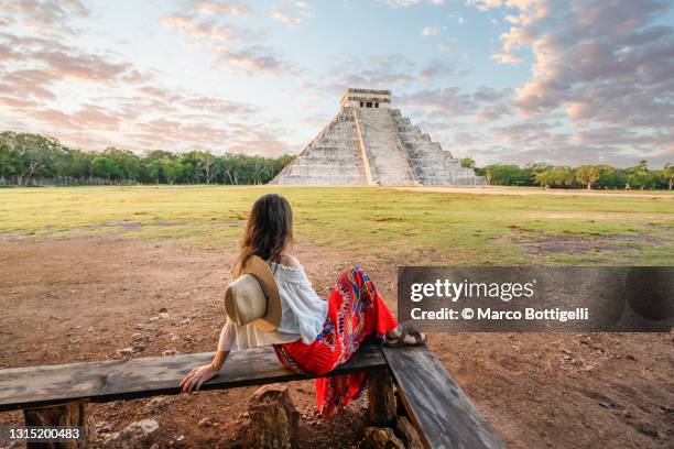 woman admiring chichen itza archaeological site, mexico - famous women in history stockfoto's en -beelden