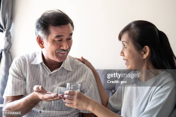 senior asiatiskt par tar daglig receptbelagd medicin på morgonen. - cholesterol bildbanksfoton och bilder