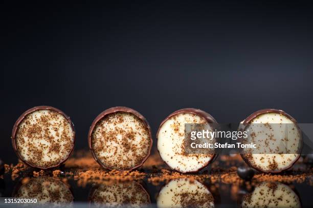 luxurios schokolade prailne bonbons mit nüssen und trockenfrüchten - pralinen stock-fotos und bilder