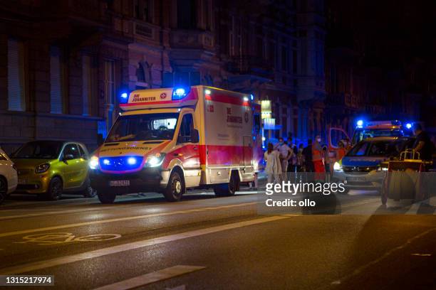 krankenwagen und polizeifahrzeuge - feuerwehr deutschland stock-fotos und bilder