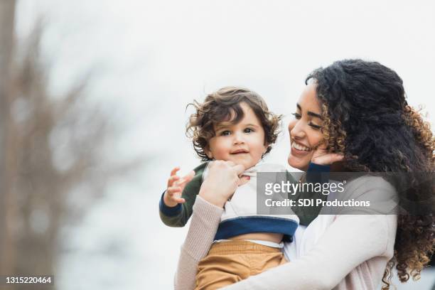 jonge moeder die van kwaliteitstijd met peuterzoon geniet - nosotroscollection stockfoto's en -beelden