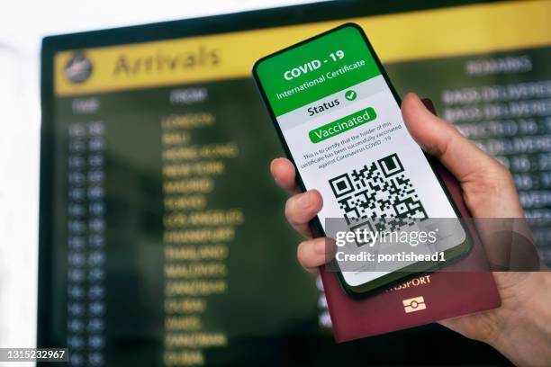 digitaal internationaal certificaat van covid-19 vaccinatie en paspoort - qr code stockfoto's en -beelden