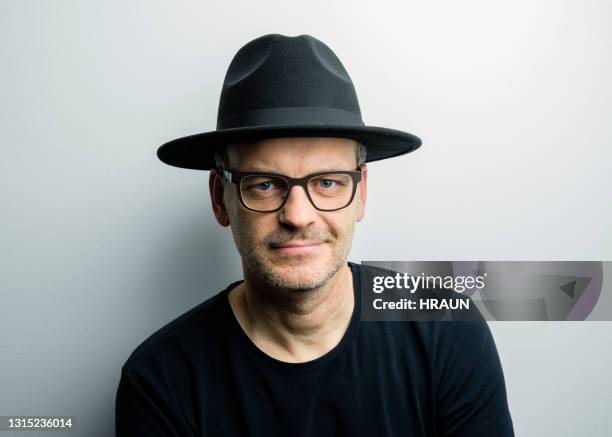 confident mature man with eyeglasses and hat - boné imagens e fotografias de stock