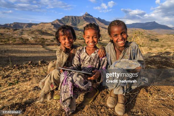 niñas africanas usando tableta digital, áfrica oriental - áfrica-del-este fotografías e imágenes de stock