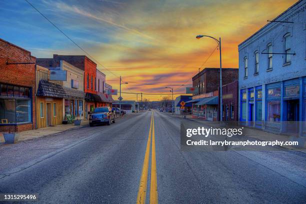 looking down main street at sunset ii - cittadina americana foto e immagini stock