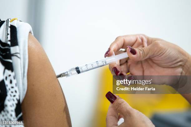 vaccination of covid covid-19 - vacinação stock pictures, royalty-free photos & images