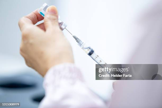 preparing an 5ml covid vaccine dose - vacinação stock pictures, royalty-free photos & images