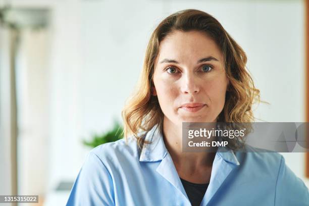 portret van een jonge verpleegster die in een bejaardentehuis werkt - doctor female portrait stockfoto's en -beelden