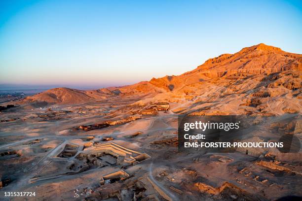 hot air balloon ride early morning by the valley of the kings in luxor - luxor stock-fotos und bilder