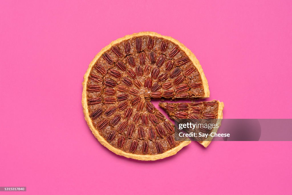 Pecan Pie über Ansicht, isoliert auf einem rosa Hintergrund.