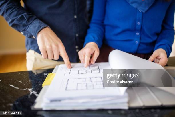 detail photo of a couple looking at an architectural plan - flat inspection stock pictures, royalty-free photos & images