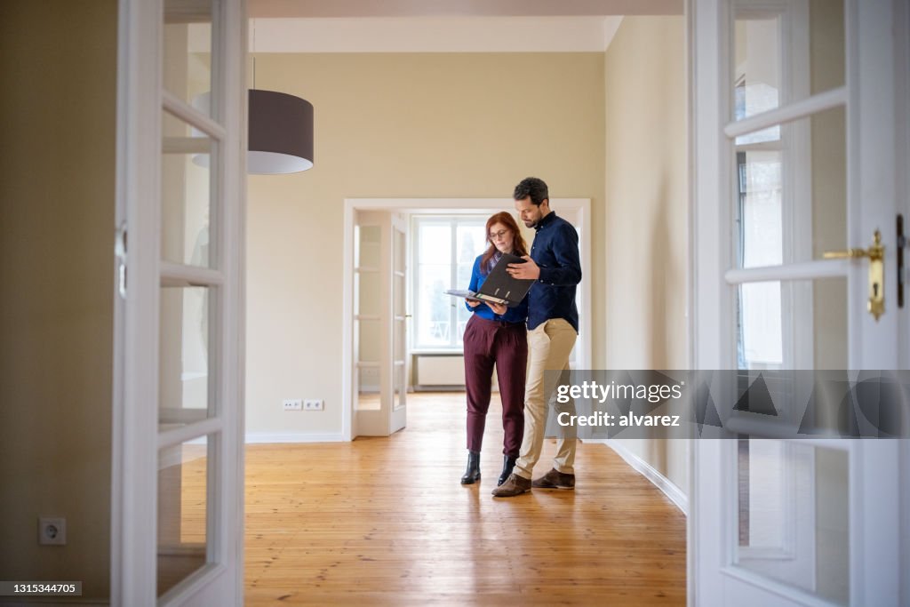 Paar analysiert Hausdokumente vor dem Kauf eines neuen Hauses
