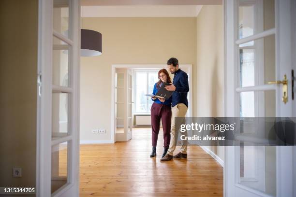 pareja analiza documentos de casa antes de comprar nueva casa - flat inspection fotografías e imágenes de stock