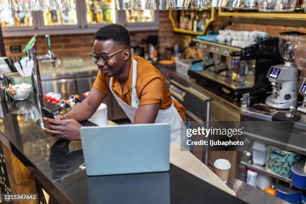 cada cafetería moderna necesita una cuenta de redes sociales - franchising fotografías e imágenes de stock