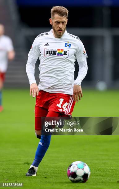 Aaron Hunt of Hamburger SV controls the ball during the Second Bundesliga match between Hamburger SV and Karlsruher SC at Volksparkstadion on April...