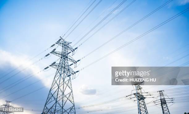 high voltage post, high voltage tower sky background - alto voltaje fotografías e imágenes de stock