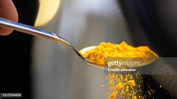 spoon of turmeric powder - açafrão da índia imagens e fotografias de stock