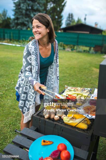 vegan gesundheit essen - grill - frau und garten und gemüse stock-fotos und bilder