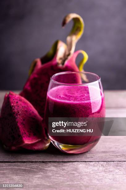 red dragon fruit smoothies in glass and on wooden table - dragon fruit - fotografias e filmes do acervo