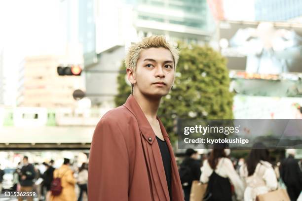 portrait of young asian man in the day time - blonde asian model photos et images de collection