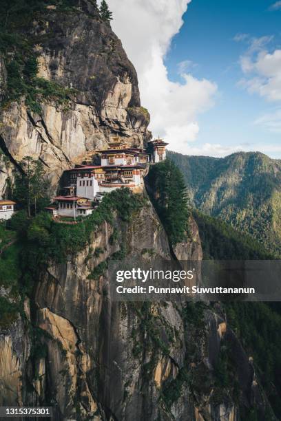 taktsang monstery (tiger's nest temple).the most beautiful and sacred place in bhutan is located on the cliff mountain in paro valley, bhutan - bhoutan photos et images de collection