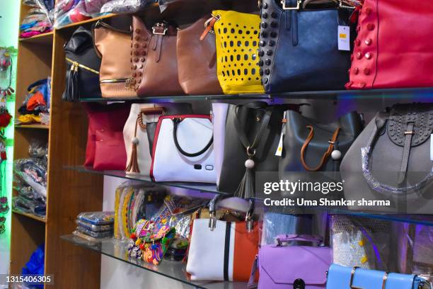 brand new designer handbags on shelves of a fashion store, out for sale. - bolso fotografías e imágenes de stock