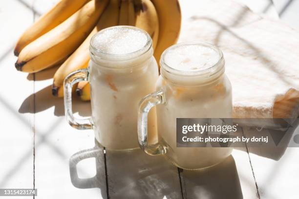 banana lassi drink - milchshake stock-fotos und bilder