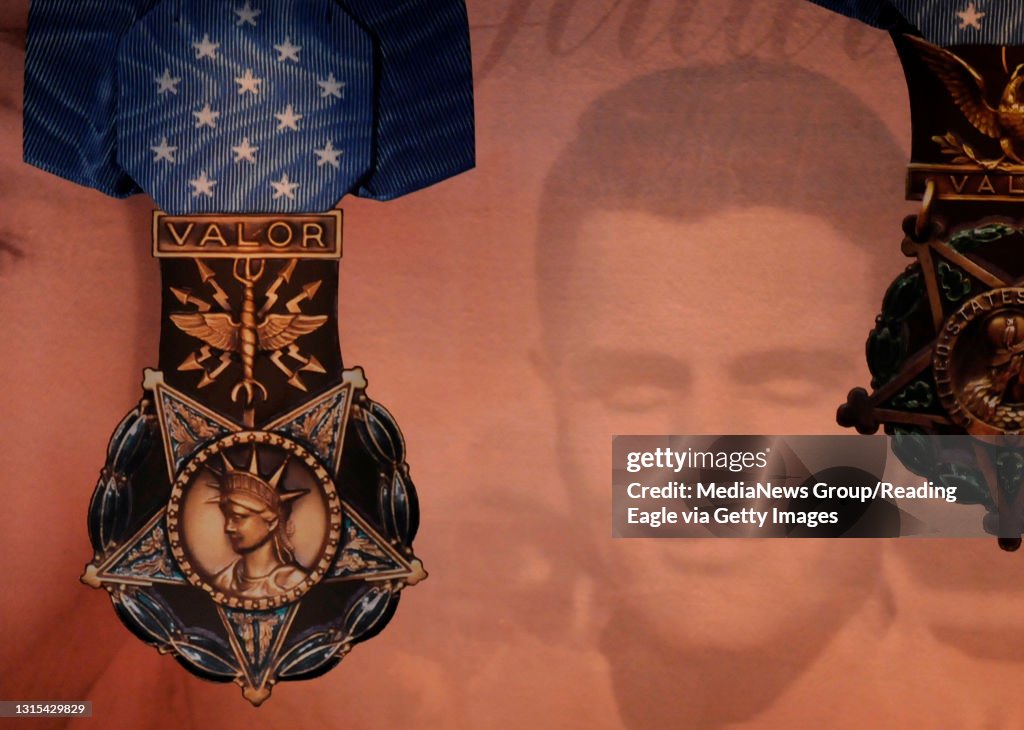 A large Air Force Medal of Honor hangs next to a large Army Medal of...  Foto di attualità - Getty Images