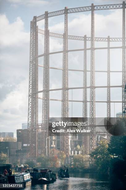 gas holder frames and regent's canal with narrowboats - bethnal green fotografías e imágenes de stock