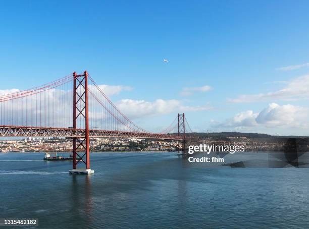 lisbon ponte 25 de abril (bridge of april 25) - portugal - 25 de abril bridge stockfoto's en -beelden