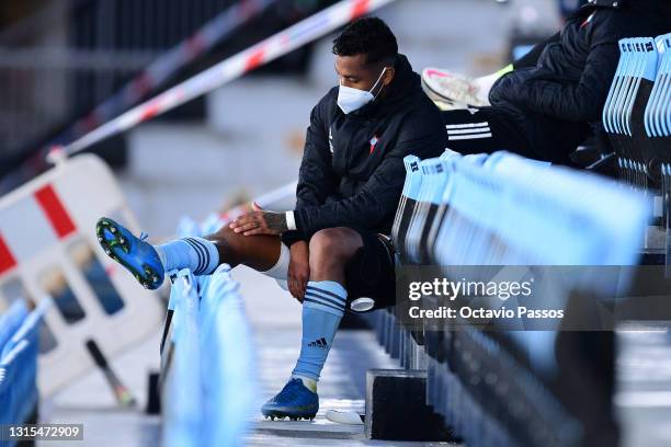 Renato Tapia of RC Celta reacts after leaves the match injury during the La Liga Santander match between RC Celta and Levante UD at Abanca-Balaídos...