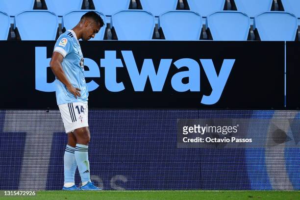 Renato Tapia of RC Celta reacts after leaves the match injury during the La Liga Santander match between RC Celta and Levante UD at Abanca-Balaídos...