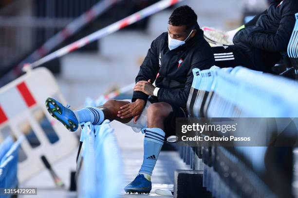 Renato Tapia of RC Celta reacts after leaves the match injury during the La Liga Santander match between RC Celta and Levante UD at Abanca-Balaídos...