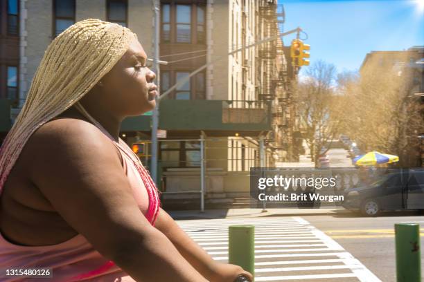 transgender lifestyle and profession - african american restaurant texting stockfoto's en -beelden