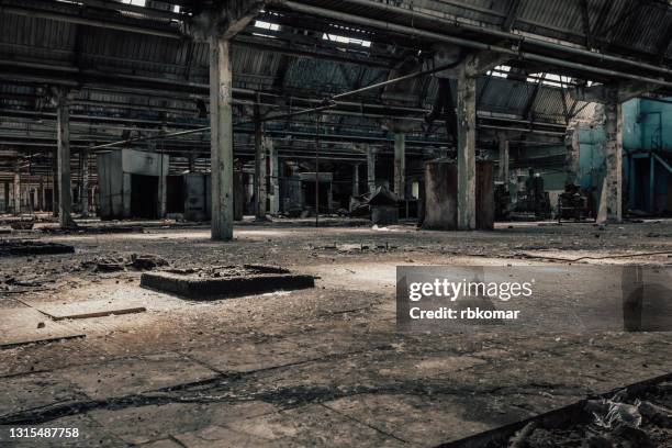 old abandoned industrial building - verlaten slechte staat stockfoto's en -beelden