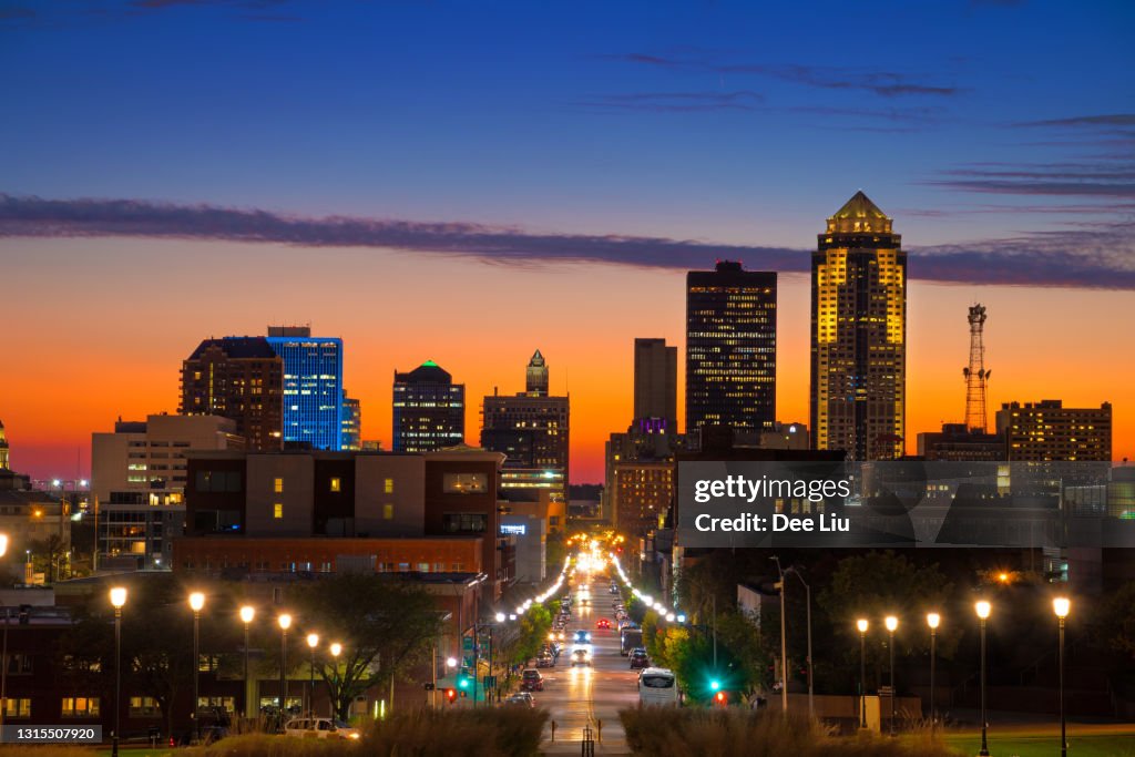 Des Moines Downtown Skyline mit vivid Orange und blau Sonnenuntergang