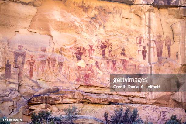barrier canyon style native american rock art at sego canyon in utah - indigenous art stockfoto's en -beelden