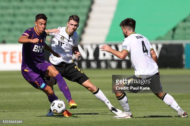 Chris Ikonomidis of the Glory controls the ball against Jake McGing and Benat Etxebarria of Macarthur FC during the A-League match between Perth...