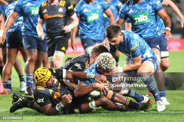 Hoskins Sotutu of the Blues scores a try during the round 10 Super Rugby Aotearoa match between the Blues and the Chiefs at Eden Park, on May 01 in...