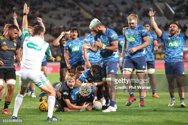 Hoskins Sotutu of the Blues scores a try during the round 10 Super Rugby Aotearoa match between the Blues and the Chiefs at Eden Park, on May 01 in...