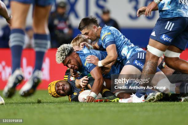 Hoskins Sotutu of the Blues scores a try against Pita Gus Sowakula of the Chiefs during the round 10 Super Rugby Aotearoa match between the Blues and...
