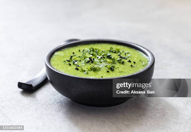 vegan green soup puree ramson spinach in a bowl on a light gray background - suppenschüssel stock-fotos und bilder