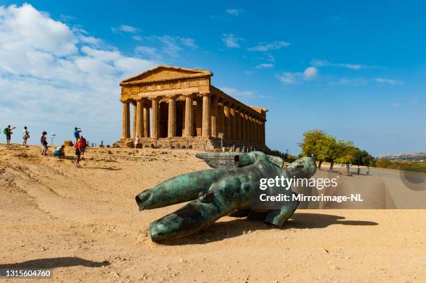 tempel van concordia met standbeeld van icarus op sicilië - agrigento stockfoto's en -beelden