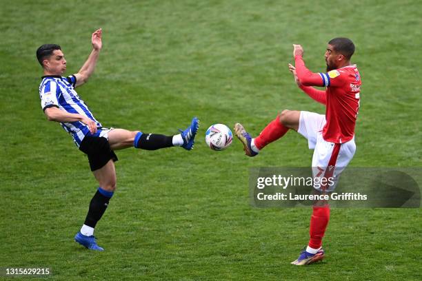 Joey Pelupessy of Sheffield Wednesday is challenged by Lewis Grabban of Nottingham Forest during the Sky Bet Championship match between Sheffield...