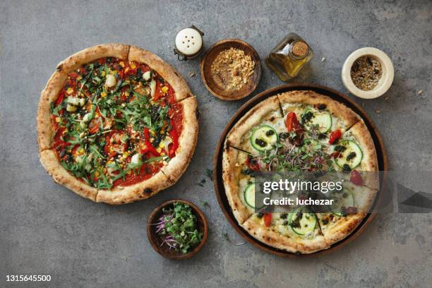 vegatarian pizzas - vegetarian pizza stock pictures, royalty-free photos & images