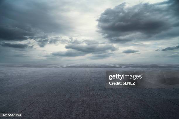 storm skies, road background - bedeckter himmel stock-fotos und bilder