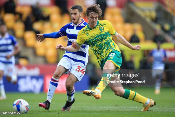 Kieran Dowell of Norwich City scores their side's first goal whilst under pressure from Dejan Tetek of Reading during the Sky Bet Championship match...