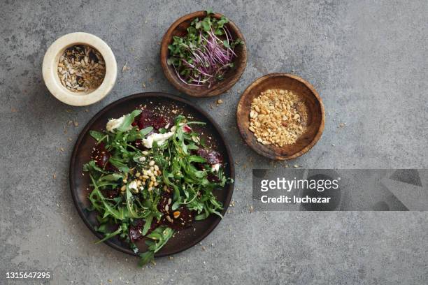 insalata di barbabietole arrosto vegana - green salad foto e immagini stock