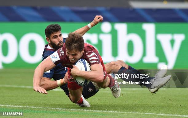 Antoine Dupont of Toulouse scores their second try during the Heineken Champions Cup Semi Final match between Toulouse and Bordeaux Begles at Stade...